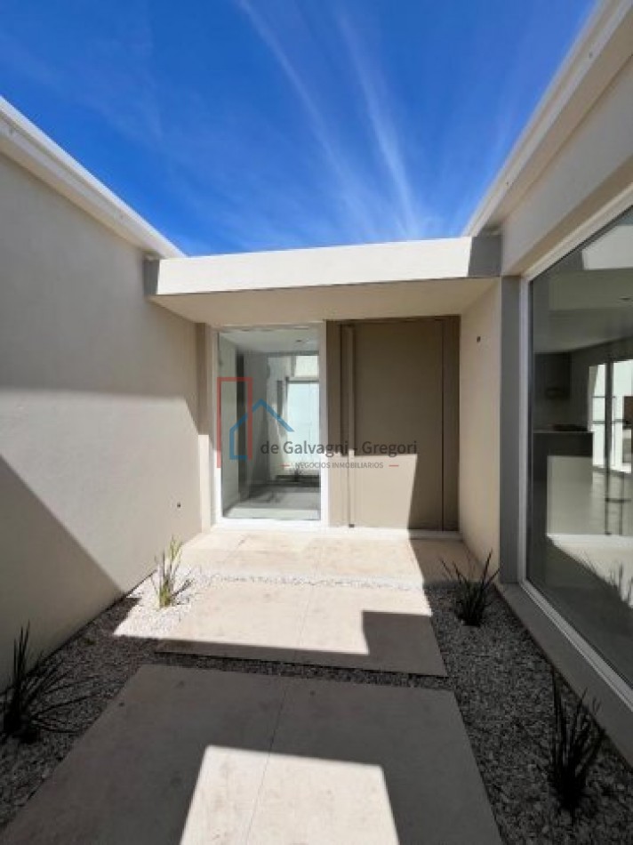 Casa a estrenar en Barrio Golf